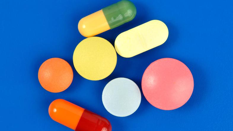 Nad dva tisoč starejših prejema po 15 zdravil. (Foto: Shutterstock)