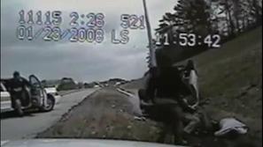 Na videoposnetku se vidi, kako je ubežnik nezavesten obležal na tleh, policisti 