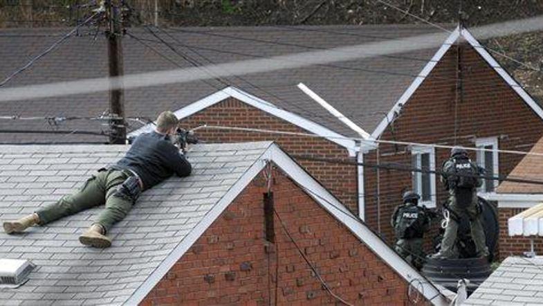 Specialci so obkolili hišo moškega v Pittsburga, ki je ubil tri policiste.