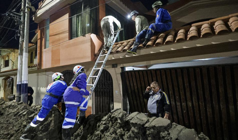 V strmoglavljenju umrlo 15 ljudi, tudi sedem mladoletnikov