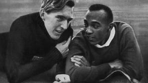 Luc Long (levo) je na olimpijskih igrah v Berlinu pomagal Jesseju Owensu (desno)