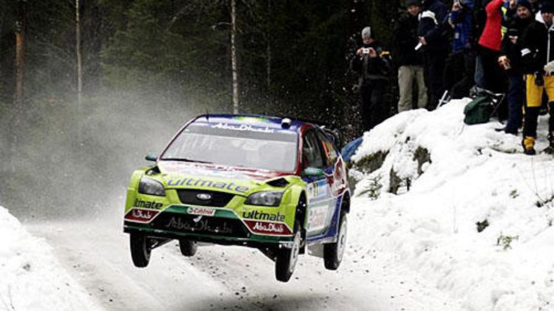 Jari-Matti Latvala še naprej vodi na reliju po Švedski.