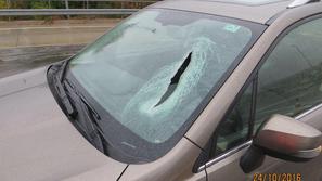 Poškodba vozila na katerega je priletel kos betona na primorski AC