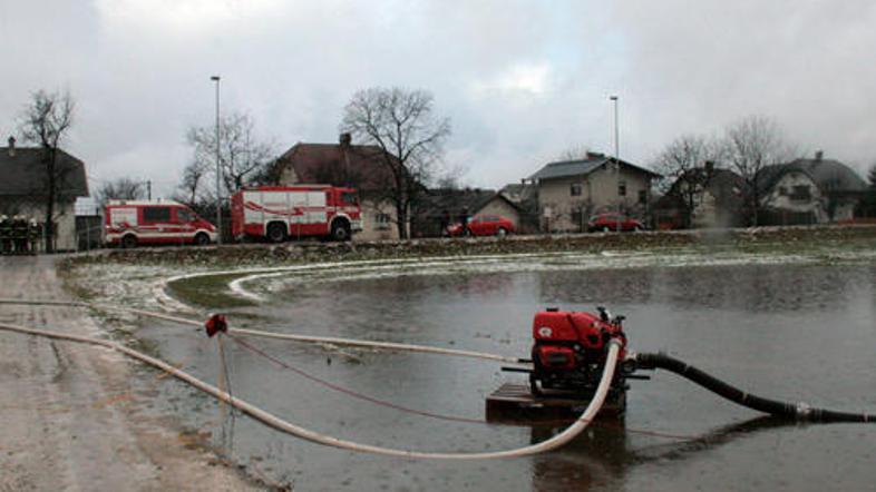 Ponekod je meteorna voda zalila kleti, poplavljanje reke Krke je zaprlo cesto, z