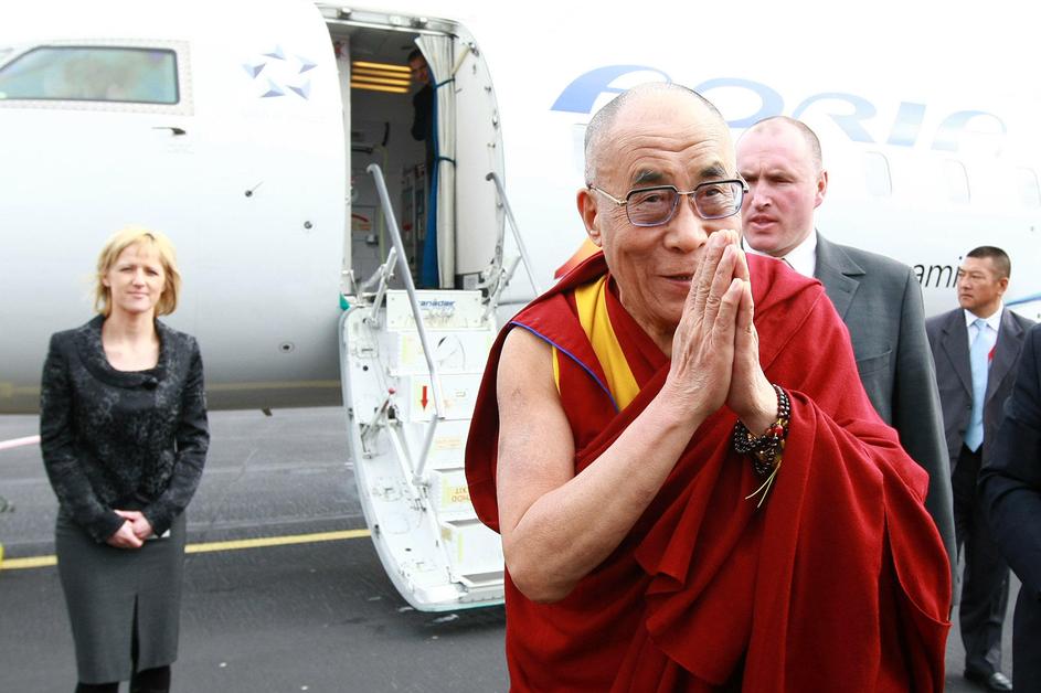 Dalajlama Brnik prihod