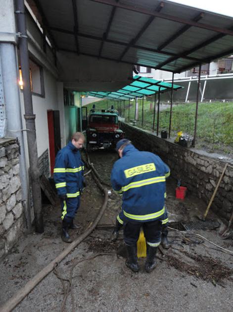 Gasilci pri črpanju vode iz kletnih prostorov doma starejših občanov v Gradišču 
