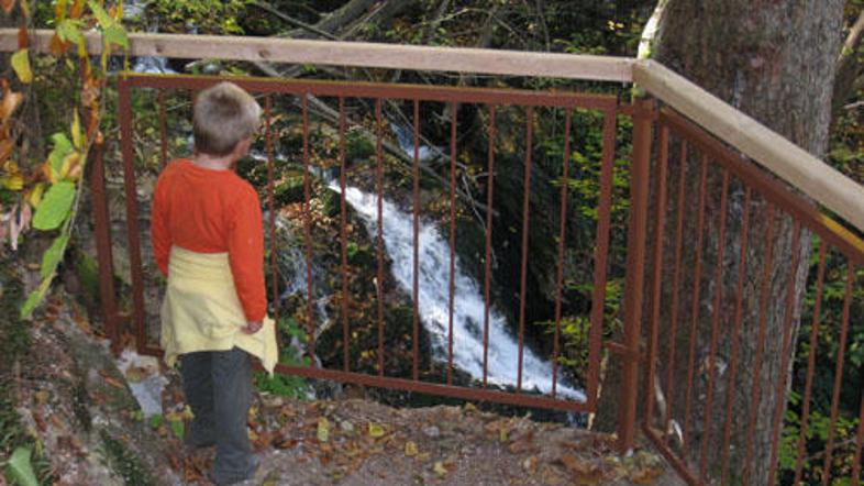 Ogled slapu Šum je zaradi nove ograje zdaj varnejši.
