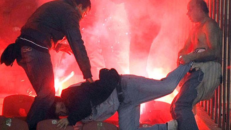Navijači Crvene Zvezde so že večkrat povzročili nemire na nogometnih tekmah.