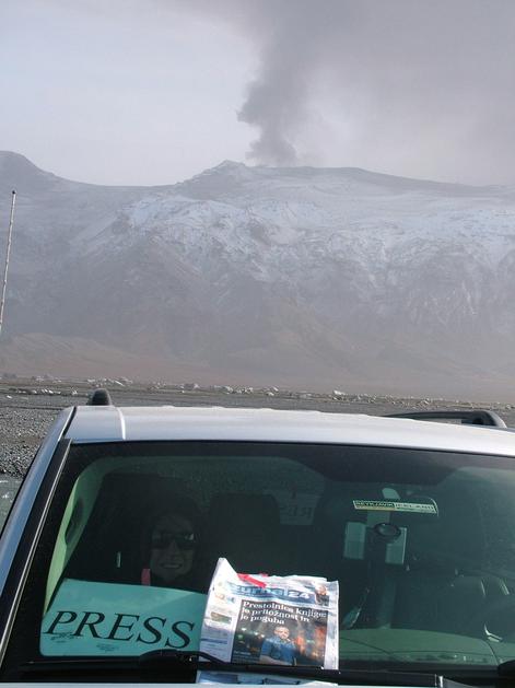 Žurnal24 le 1.500 metrov pred kraterjem vulkana Eyjafjallajökull. (Foto: Žurnal2