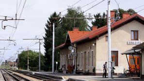 Električni vodnik na železniški postaji Brežice je bil v trenutku nesreče pod na