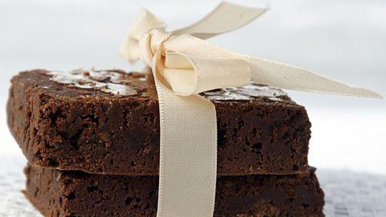 Če nimate orehov, bodo brownieji slastni tudi samo s čokolado.
