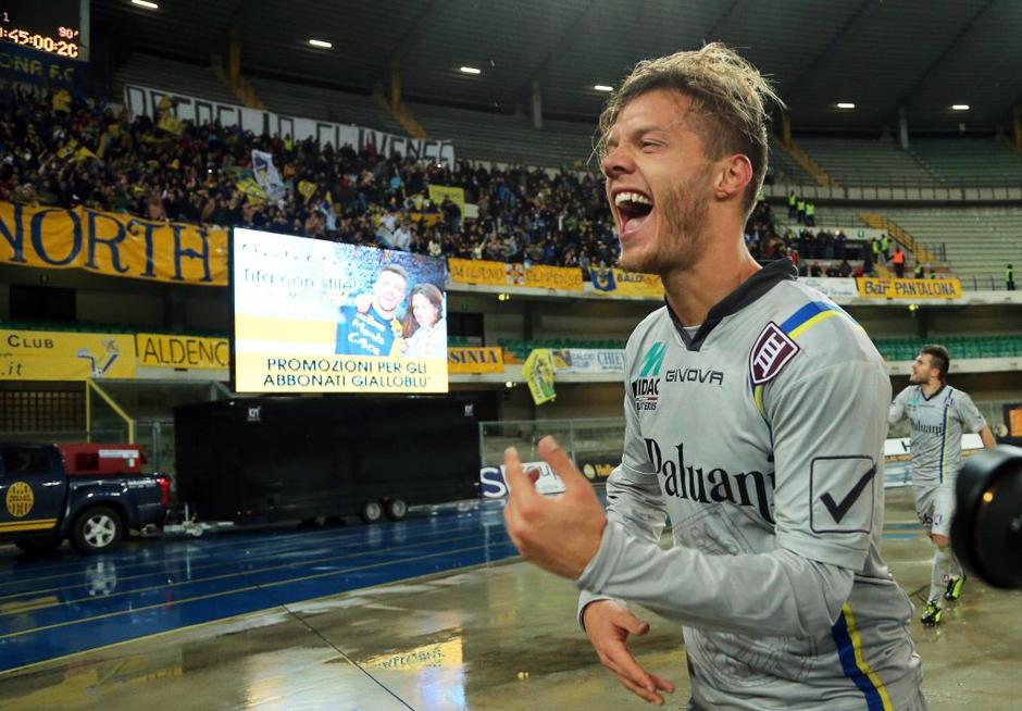 (Hellas Verona - Chievo) Dejan Lazarević navijači gledalci tribuna slavje | Avtor: EPA