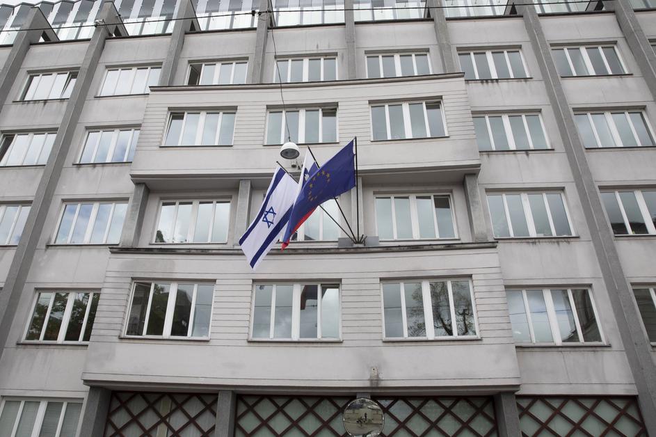 Izraelska zastava pred sedežem vlade