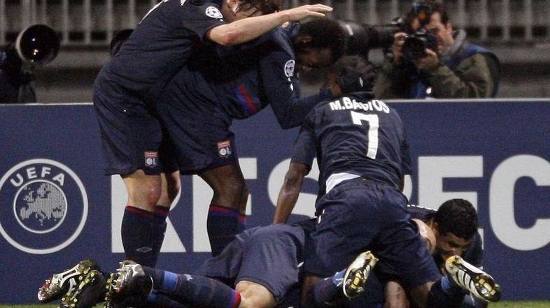 Veselje Lisandra Lopeza in Lyona ob izenačenju v zadnji minuti tekme proti Liver