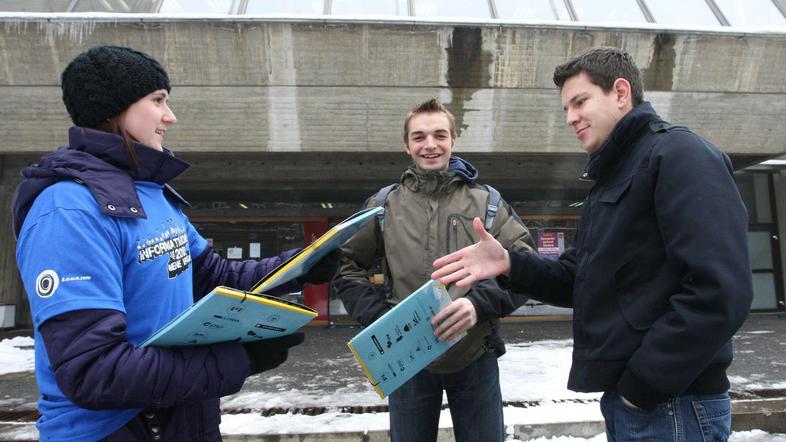 Informatorji ŠOUM mape z domnevno spornim promocijskim materialom delijo na mraz