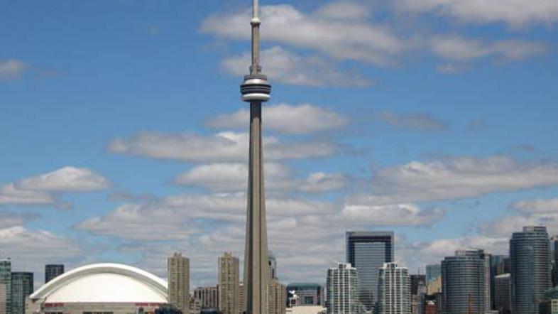 V dvigalu na CN Towerju so lahko več kot štiri ure opazovali jezero Ontario.