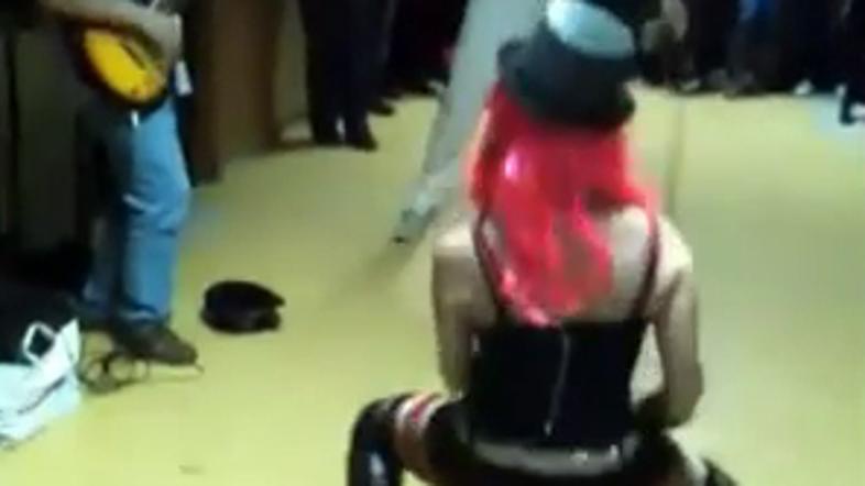 Strokovna delavka, oblečena v prostitutko, je zaplesala množici dijakov. (Foto: 