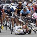 Alessandro Petacchi (skrajno levo) je izkoristil padec Cavendisha in Hausslerja 