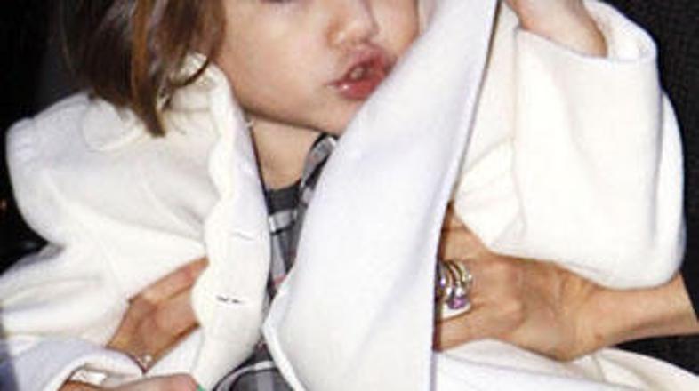 Mala Suri se raje odreče hrani, če je ne more jesti s kitajskimi paličicami.