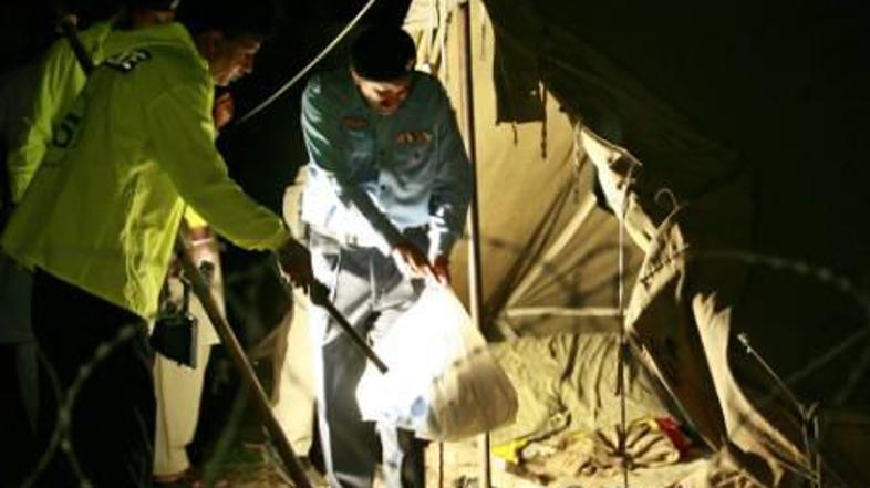 Preiskovalci v Pakistanu se zadnje dva dni samo še selijo iz enega prizorišče ek