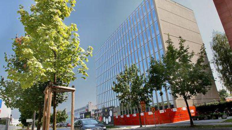 Steklena stavba nasproti Gospodarske zbornice v Ljubljani naj bi v prihodnje gos