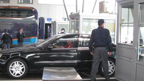 Danes na mejnem prehodu Obrežje ni več tako mirno, kot je bilo včeraj. (Foto: Na