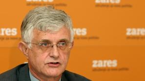 Poslanci razmišljajo, kako bi kaznovali nestrpne kolege. 