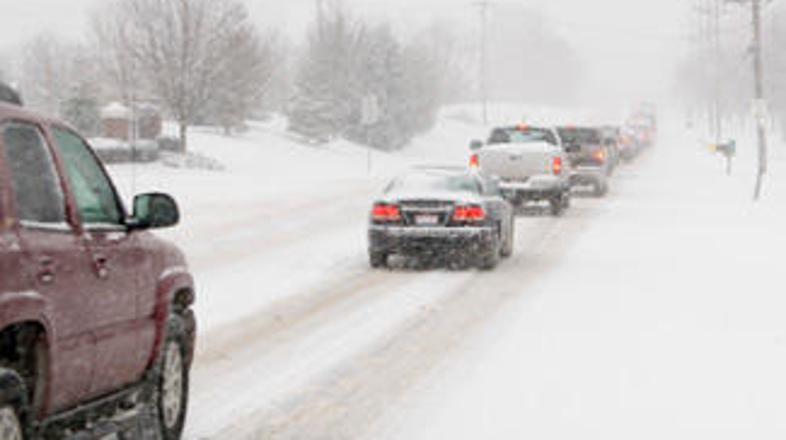 Sneženje je zajelo celotno Slovenijo. Na Prometno informacijskem centru opozarja