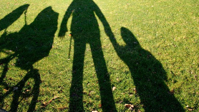 Po pojasnilih policije je do ugrabitve prišlo tako, da je šla mati nakupovat, pr