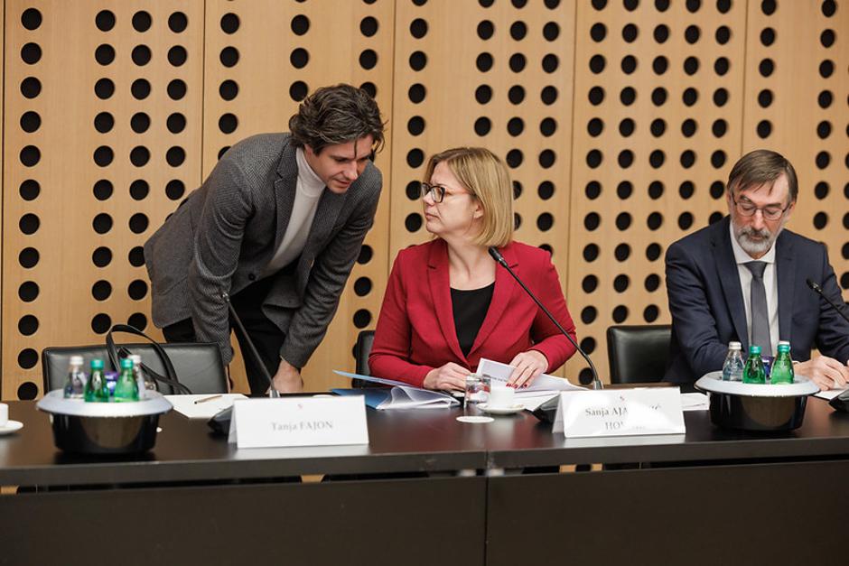 Vlada Luka Mesec | Avtor: Vlada RS