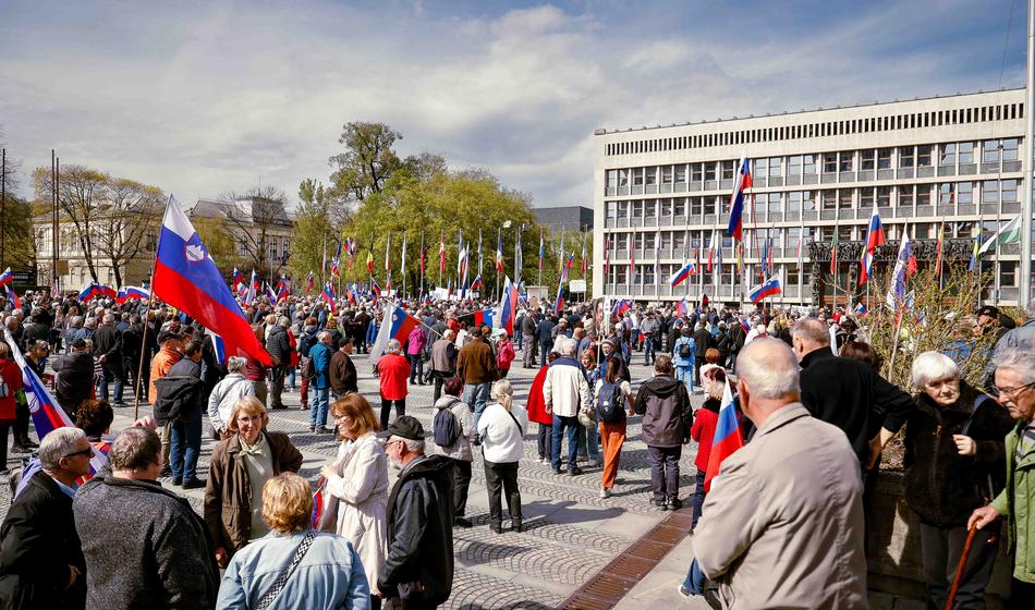 Primčev shod pred DZ dviga prah: Žavbi potegnil vzporednice s Trumpom