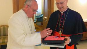 papež Frančišek Tarcisio Bertone rožnata majica giro d'Italia