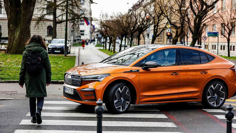 avtomobil ovira pešce na prehodu