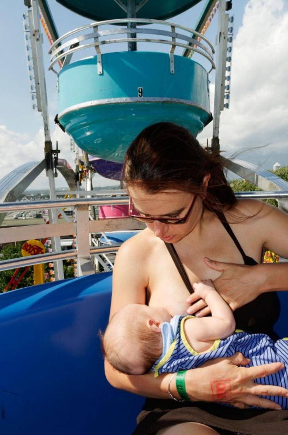 Dojenje v javnosti | Avtor: Profimedias