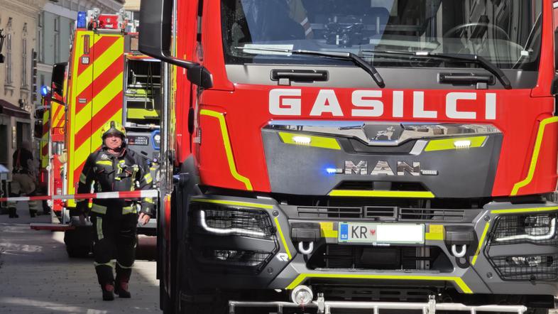 Gasilci, gasilec, gasilsko vozilo