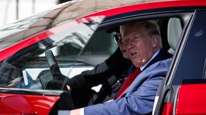 Donald Trump v tesli model S