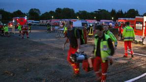 Gasilci in reševalci so bili na delu vso noč. (Foto: Epa)