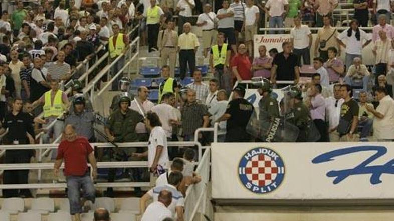 Navijači Hajduka se niso sprijaznili s porazom in so se lotili celo splitskega ž
