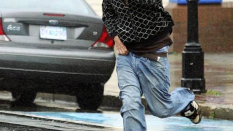 V mestu Yarmouth v kanadski Novi Škotski so močni vetrovi z dežjem povzročali ob