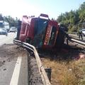 Prevrnjen tovornjak na avtocesti