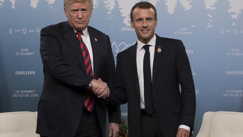 Macron in Trump med stiskom rok