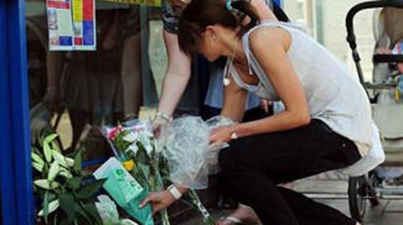 Na mesto, kjer je bila Claire umorjena, Britanci množično polagajo rože in sožal