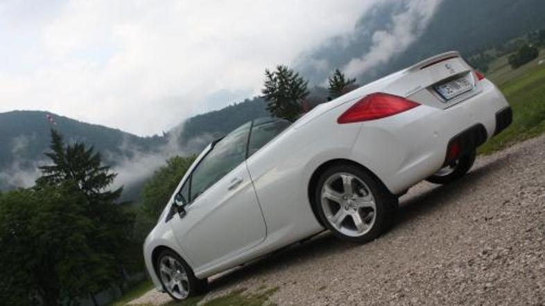 308CC premore veliko dinamičnosti in svežine, ki bo pogodu tako njej kot njemu, 