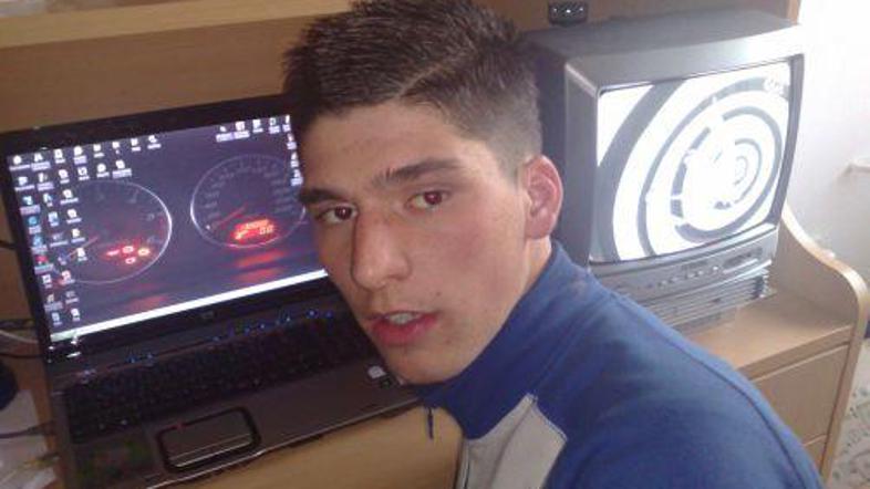 Aldan Handanagič, ki tekmuje z ekipo FcLjubljana, pravi, da v spletni igri sodel