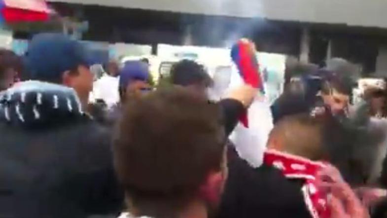 Dardani navijači Kosova zažgana srbska zastava