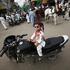 Fant na motorju pozira med hindujskim verskim festivalom.
