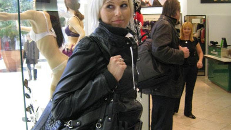 Monika ima v rokah račune.