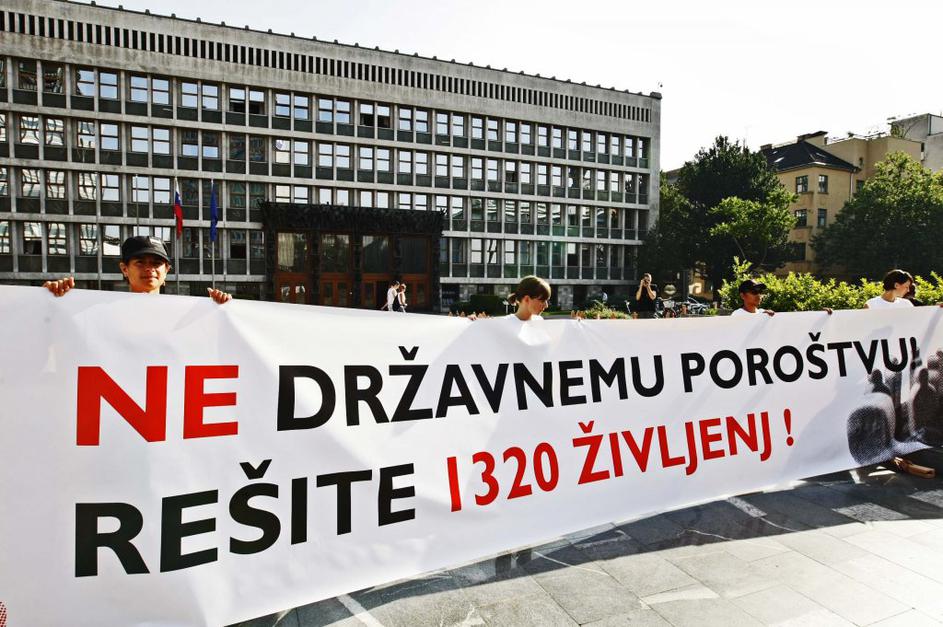 Protest proti Tešu pred DZ