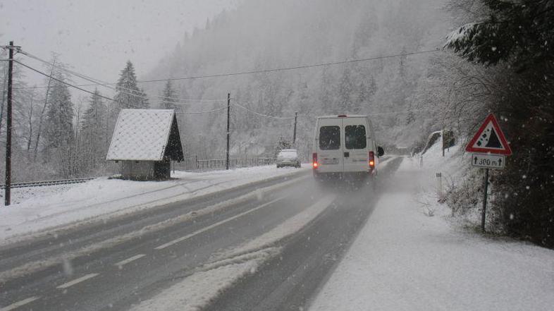 Čeprav je sneženje ponehalo, imajo zimske službe še veliko dela z njegovim odstr