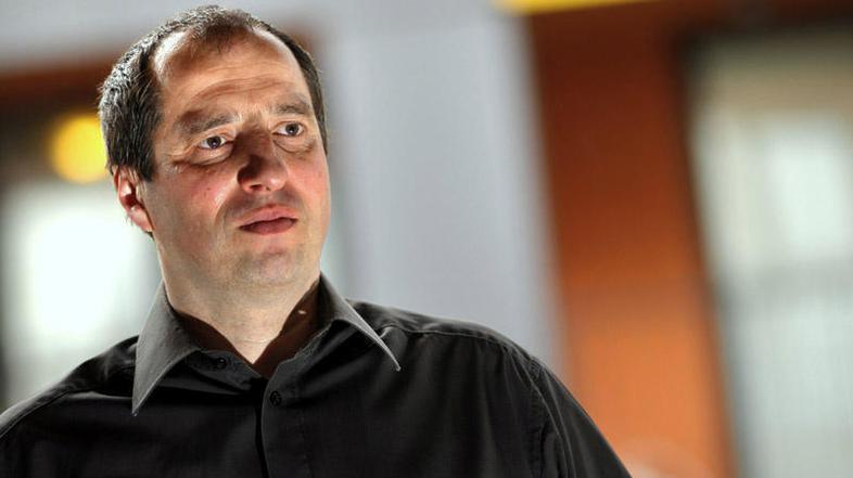 Terapijo bo izvajal Uroš Plantan, predsednik Društva hipnoterapevtov Slovenije. 